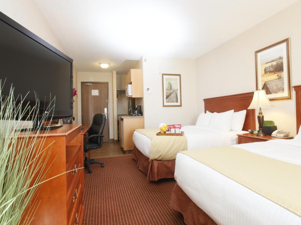 TV a/nebo společenská místnost v ubytování Stonebridge Hotel Dawson Creek