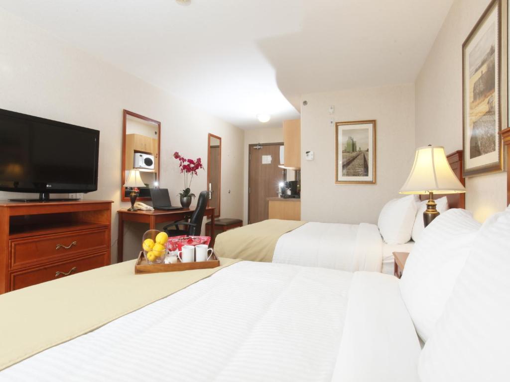 TV a/nebo společenská místnost v ubytování Stonebridge Hotel Dawson Creek