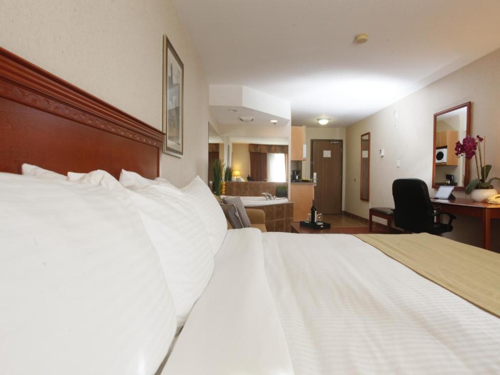 Postel nebo postele na pokoji v ubytování Stonebridge Hotel Dawson Creek