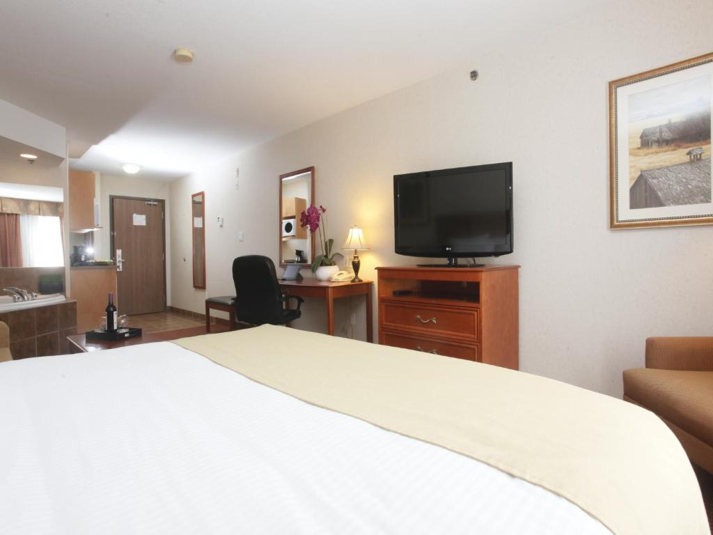 TV a/nebo společenská místnost v ubytování Stonebridge Hotel Dawson Creek
