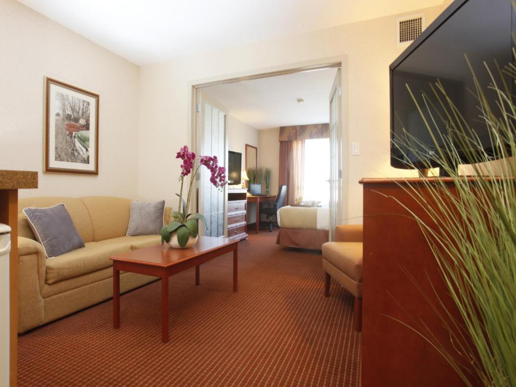 TV a/nebo společenská místnost v ubytování Stonebridge Hotel Dawson Creek