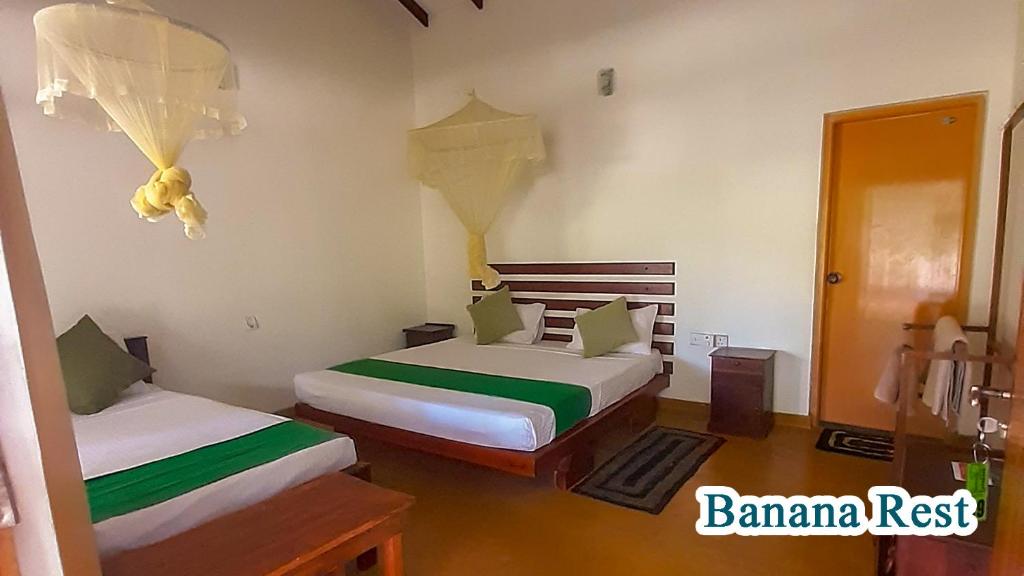 Postel nebo postele na pokoji v ubytování Banana Rest Sigiriya
