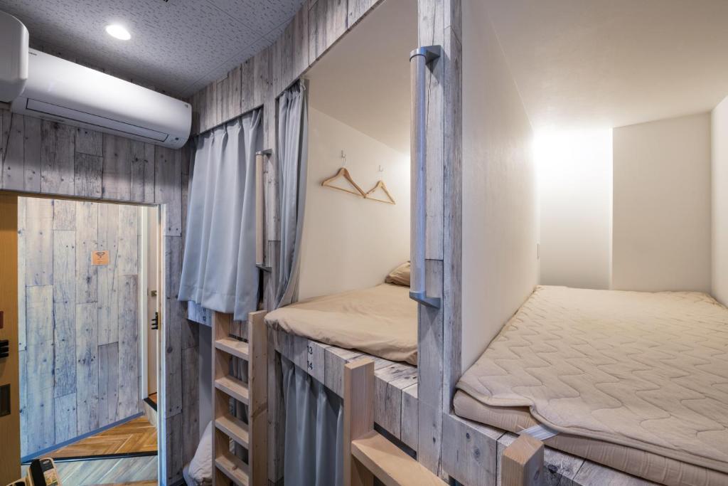 Postel nebo postele na pokoji v ubytování bnb+ Kanda Terrace Ogawamachi