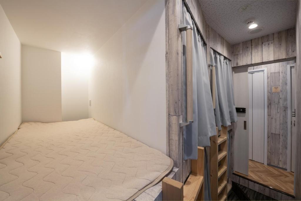 Postel nebo postele na pokoji v ubytování bnb+ Kanda Terrace Ogawamachi
