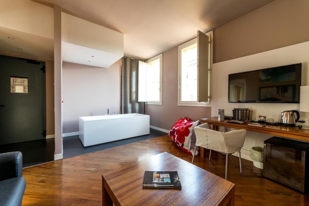 TV a/nebo společenská místnost v ubytování Hotel Ferrara