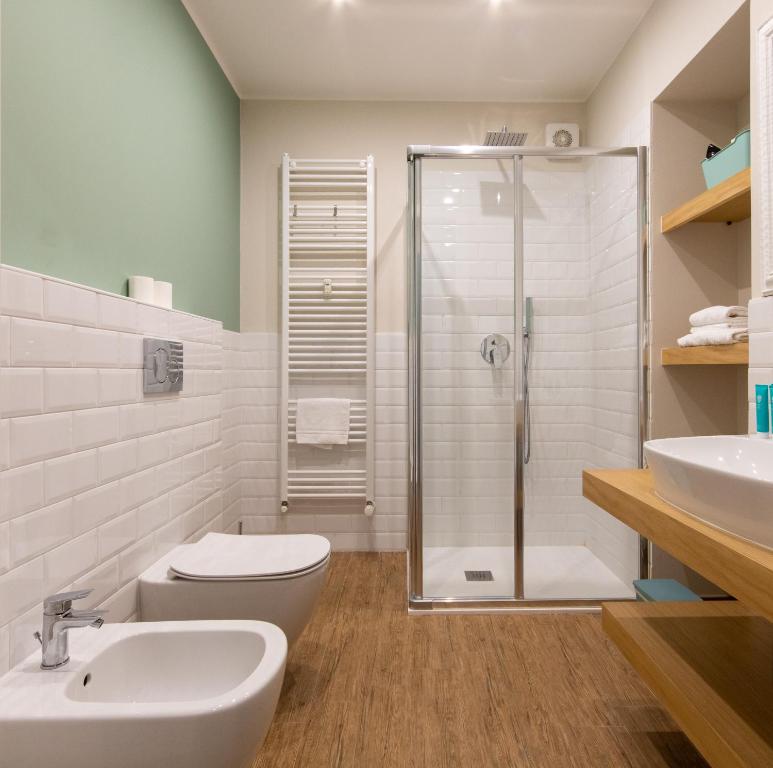 A bathroom at Aqualago casa vacanze apartment C