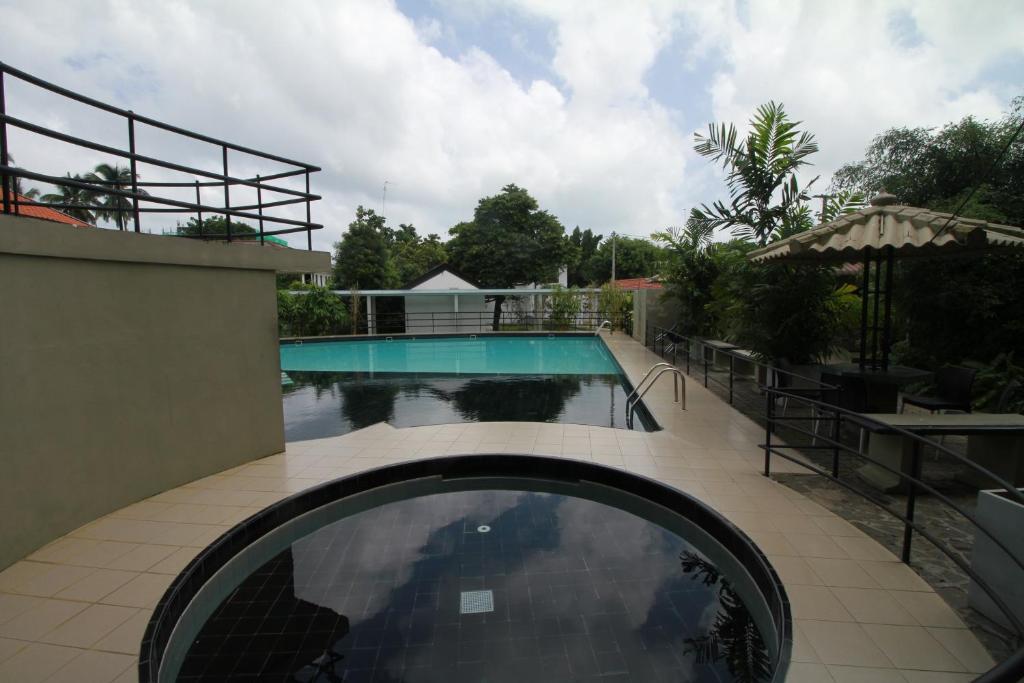 Bazén v ubytování Garden Beach Hotel Kalutara nebo v jeho okolí