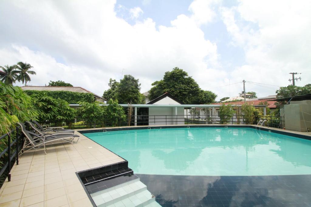 Bazén v ubytování Garden Beach Hotel Kalutara nebo v jeho okolí