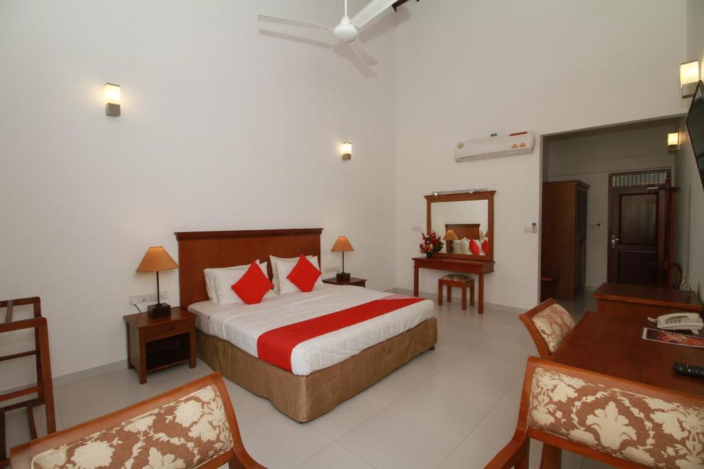 Postel nebo postele na pokoji v ubytování Garden Beach Hotel Kalutara