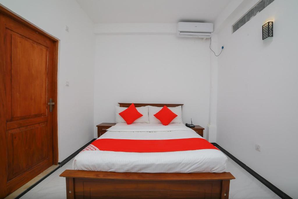 Postel nebo postele na pokoji v ubytování OYO 278 Hotel Rivelka