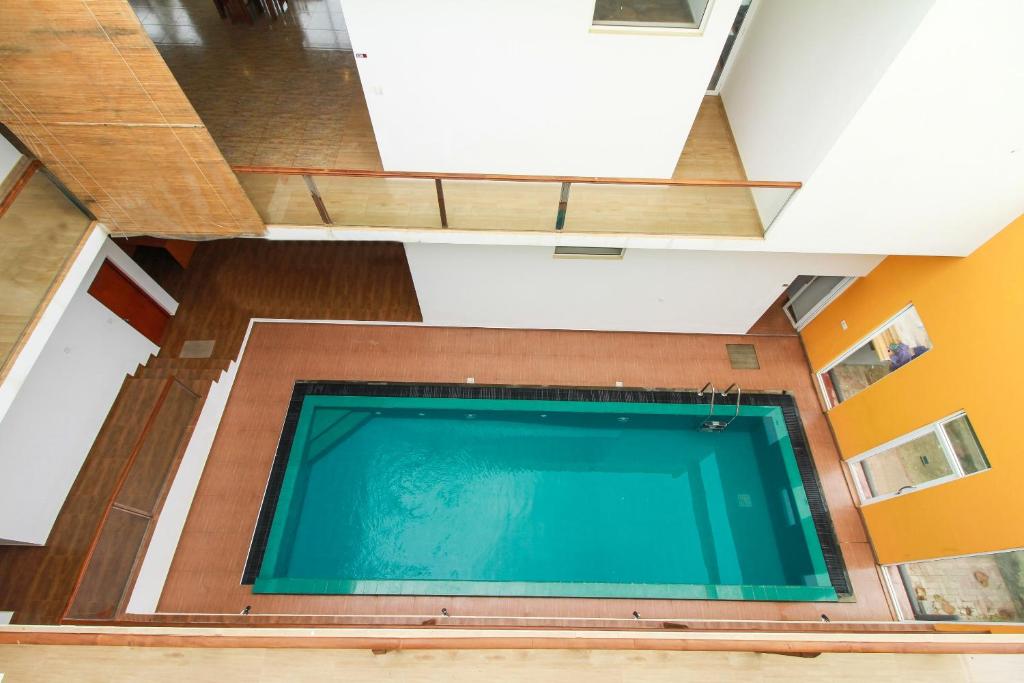 Bazén v ubytování Meth Suites nebo v jeho okolí