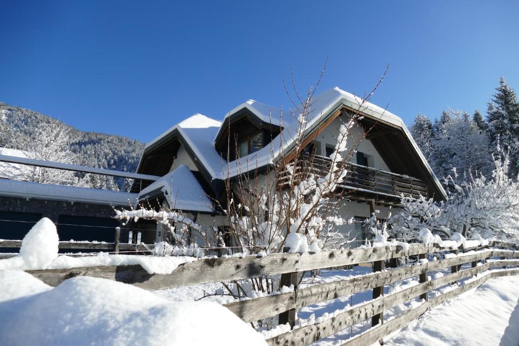 タルヴィージオにあるCasa Dello Scoiattolo Tarvisioの雪に覆われた家