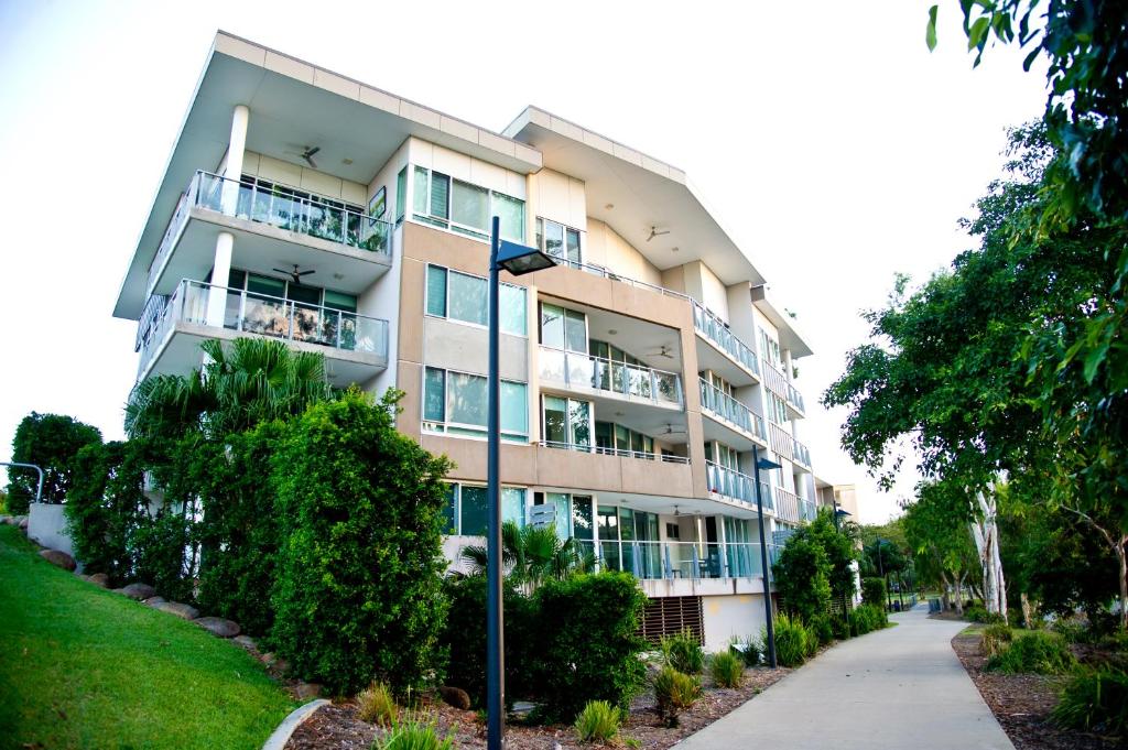 un grand bâtiment avec un éclairage de rue devant lui dans l'établissement Itara Apartments, à Townsville