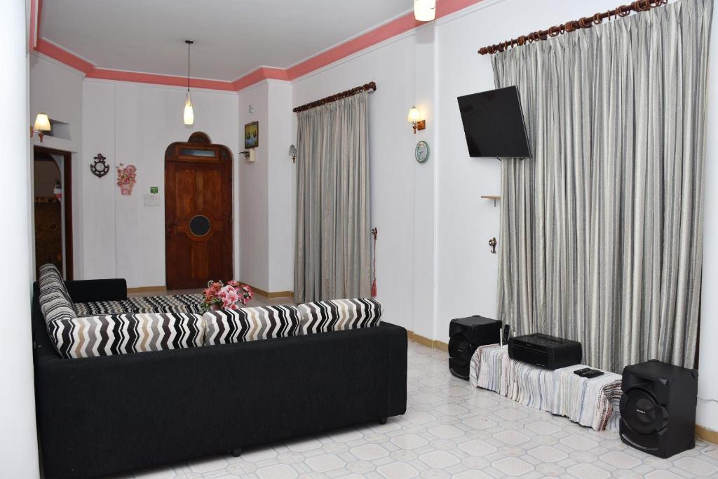 Televiisor ja/või meelelahutuskeskus majutusasutuses Roshan Guest House