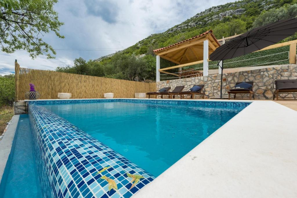 Bazén v ubytovaní Villa Dundo Pero alebo v jeho blízkosti