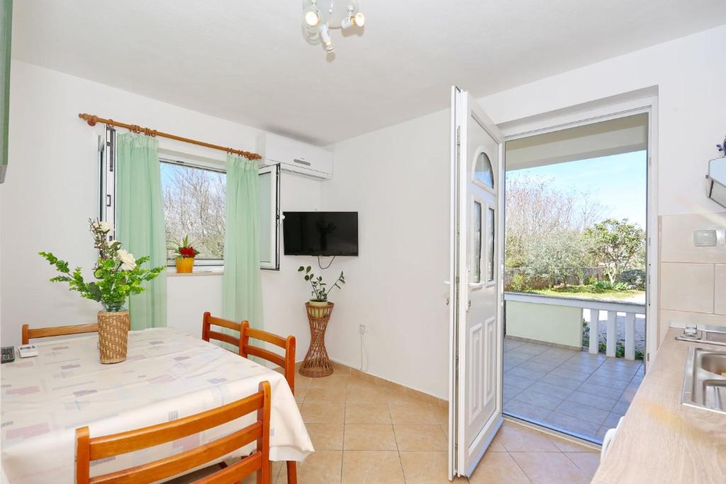 Televízia a/alebo spoločenská miestnosť v ubytovaní Apartments Romansa