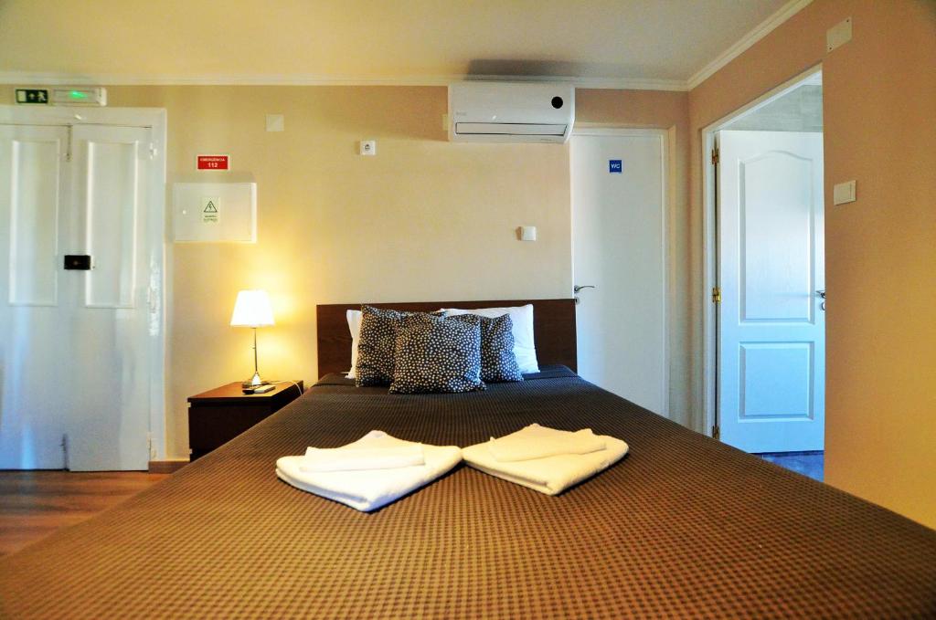 Uma cama ou camas num quarto em Suites & Apartments - DP Setubal