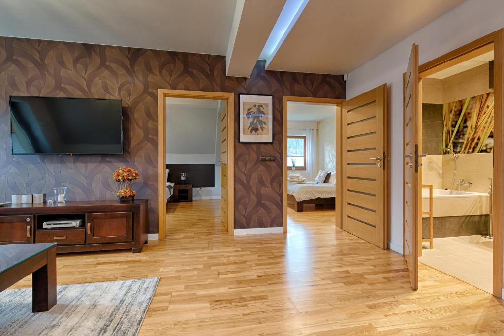 Televízia a/alebo spoločenská miestnosť v ubytovaní Apartament Bystra Woda 29 komfortowy centrum