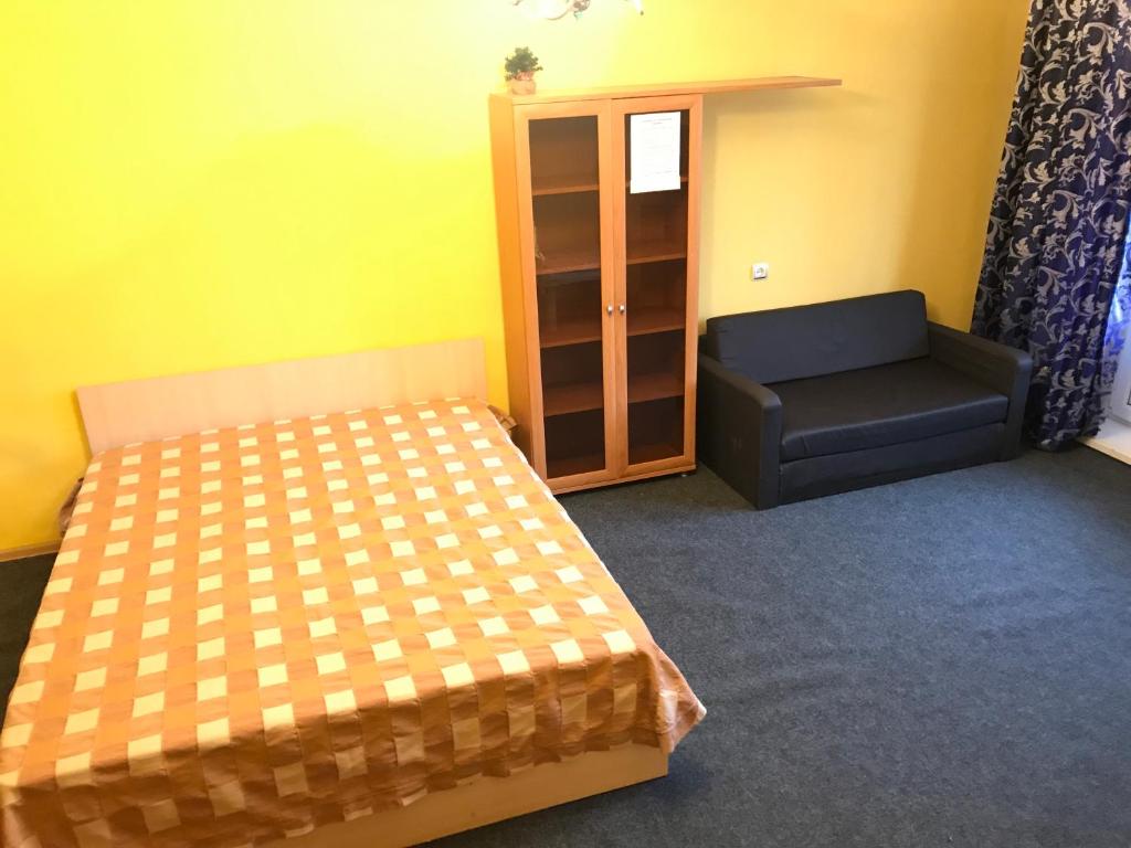 モスクワにあるApartment G-Kvartal Khimskinskiy 9のベッドと椅子付きの小さな部屋です。