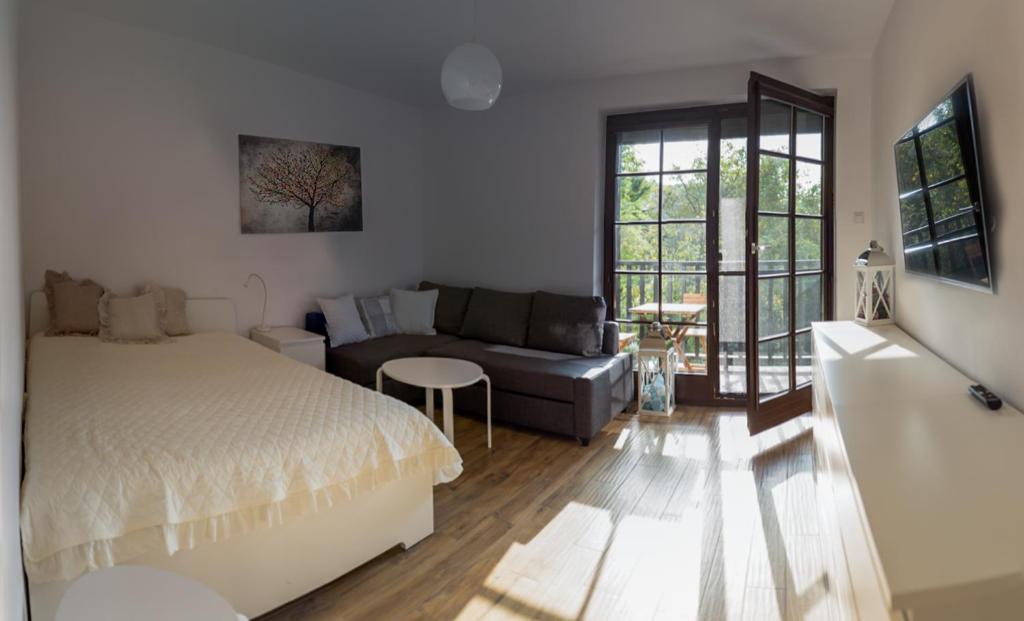 1 dormitorio con 1 cama y 1 sofá en Apartament Kameralny en Kazimierz Dolny
