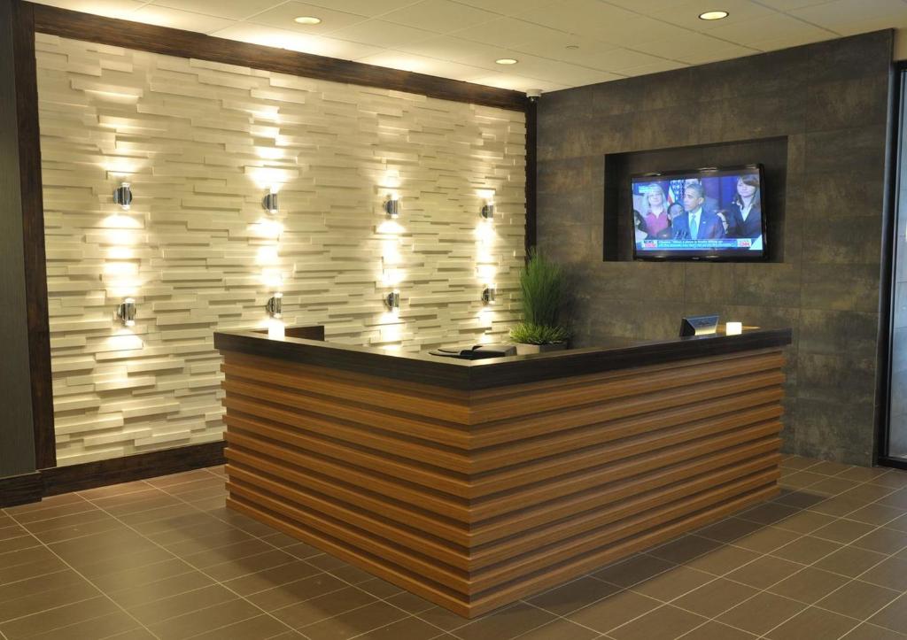Holiday Inn and Suites Charleston West by IHG photo
