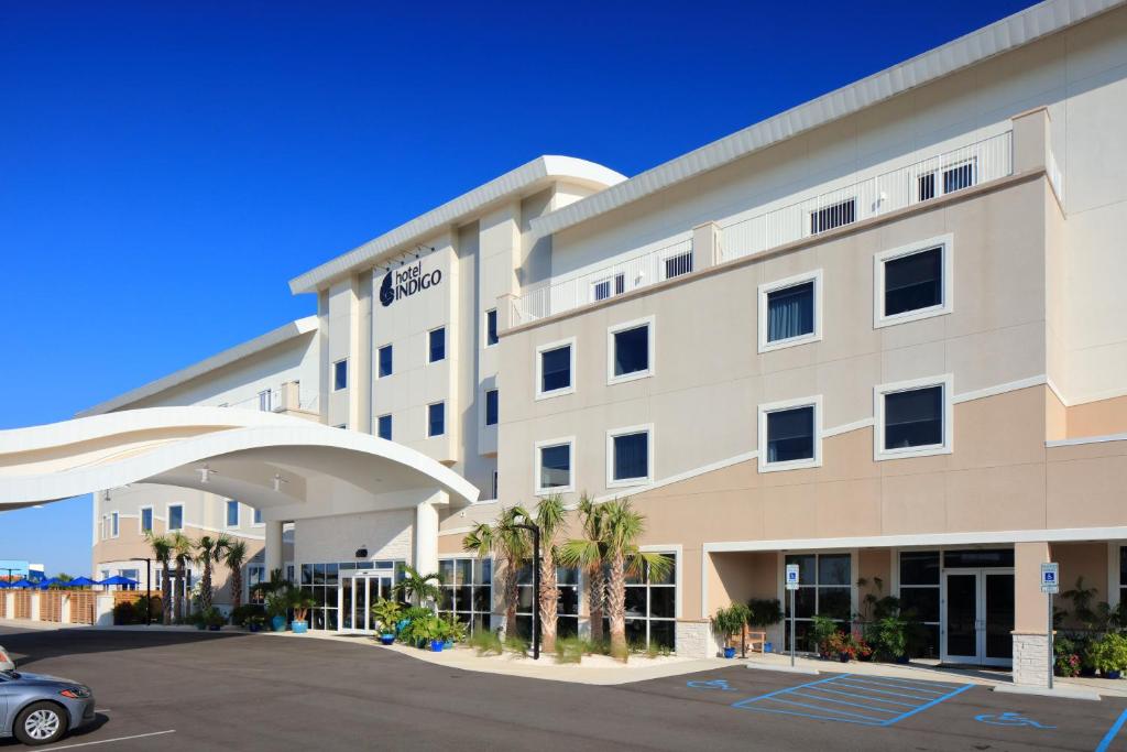 eine Darstellung der Fassade eines Hotels in der Unterkunft Hotel Indigo Orange Beach - Gulf Shores by IHG in Gulf Shores