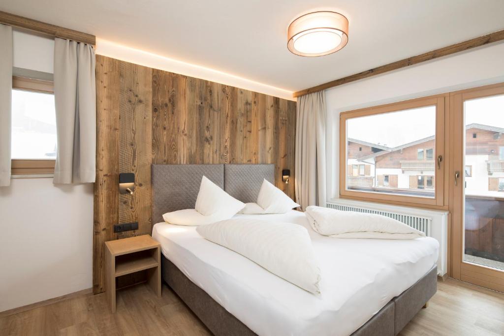 Postel nebo postele na pokoji v ubytování Angerer Alpine Suiten und Familienappartements Tirol