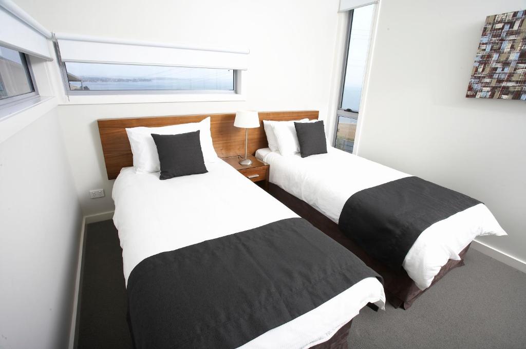 Letto o letti in una camera di Silverwater Resort Phillip Island