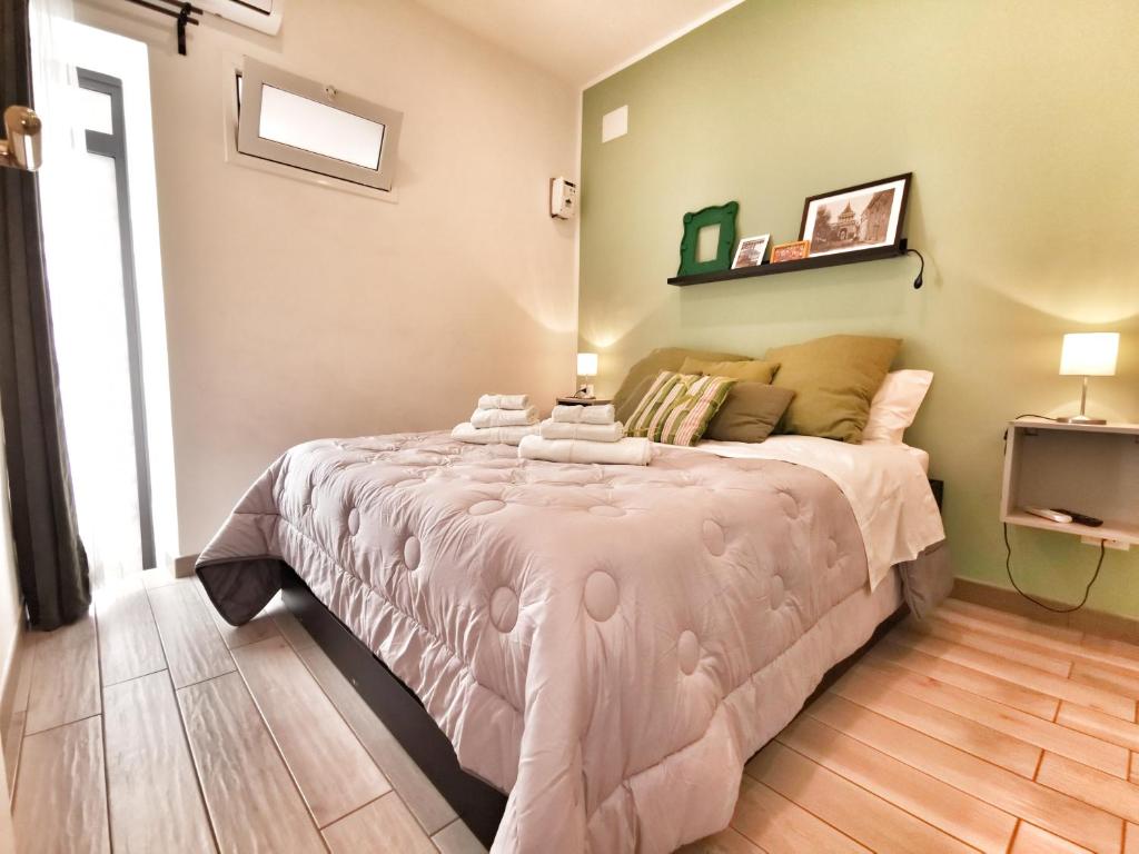 una camera da letto con un grande letto con asciugamani di A Palermo Sono a Palermo