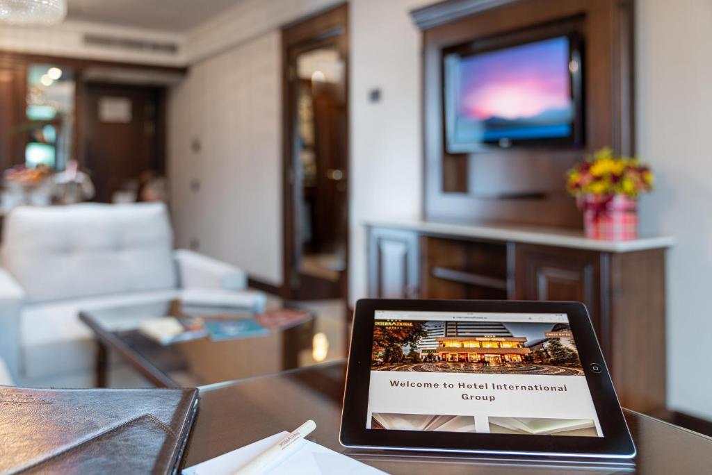 TV a/nebo společenská místnost v ubytování Hotel International