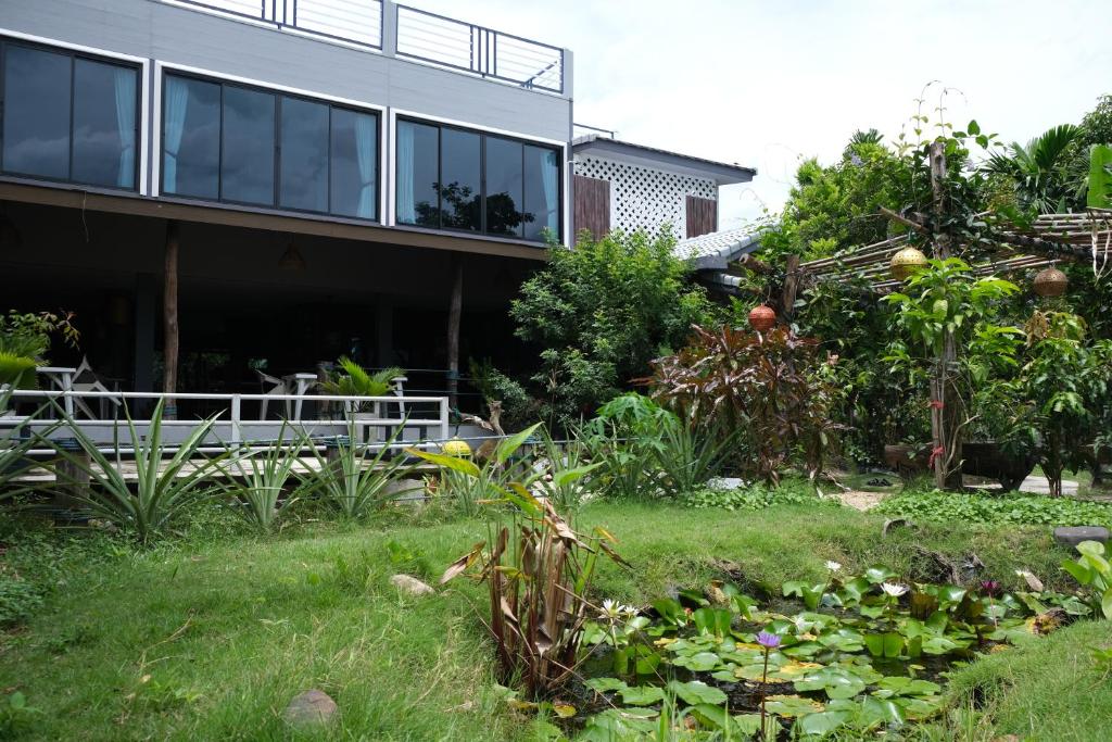 ein Garten vor einem Haus in der Unterkunft Binlar Home บินหลา โฮม in Nakhon Nayok
