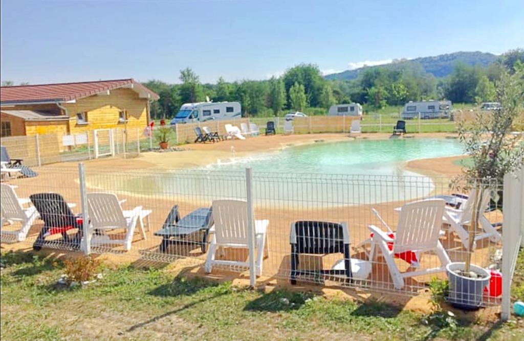 Bazén v ubytování Camping du canal nebo v jeho okolí