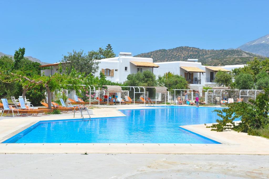 uitzicht op een zwembad in een resort bij Galini Tropica in Agia Galini