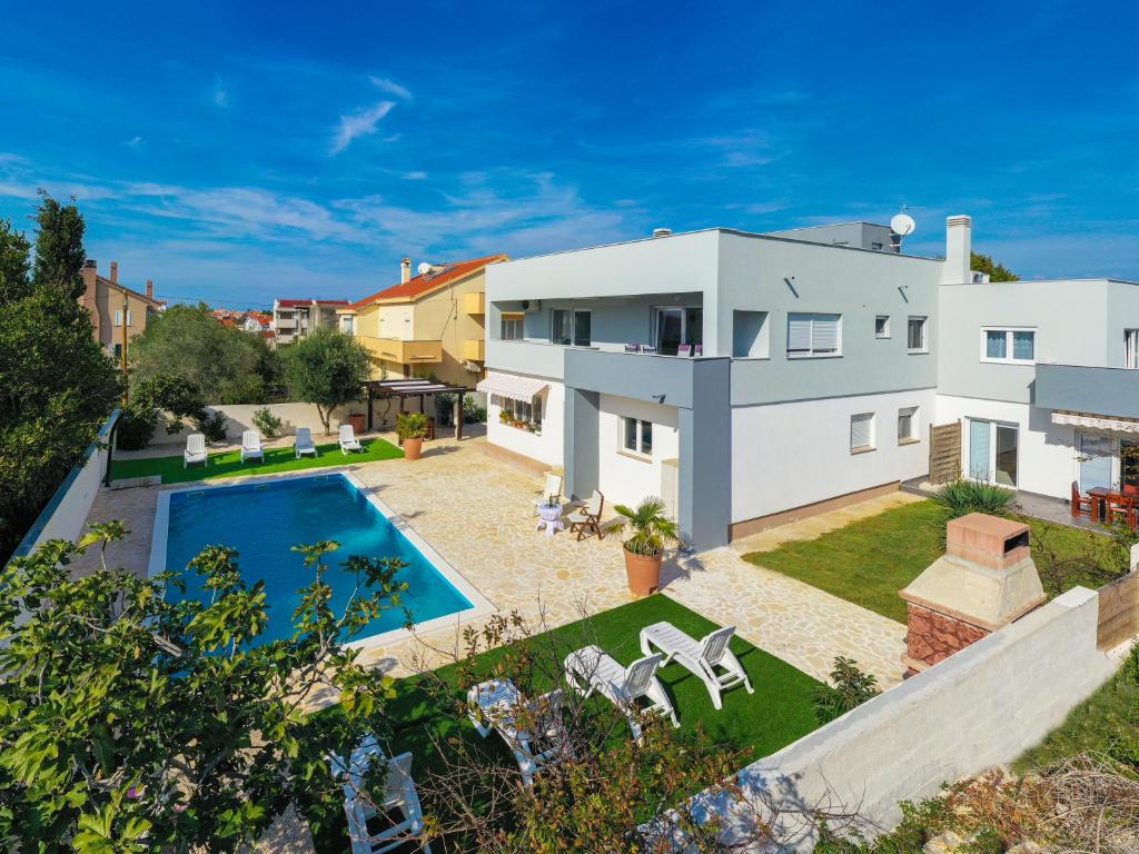 Bazén v ubytovaní Apartment Lari alebo v jeho blízkosti