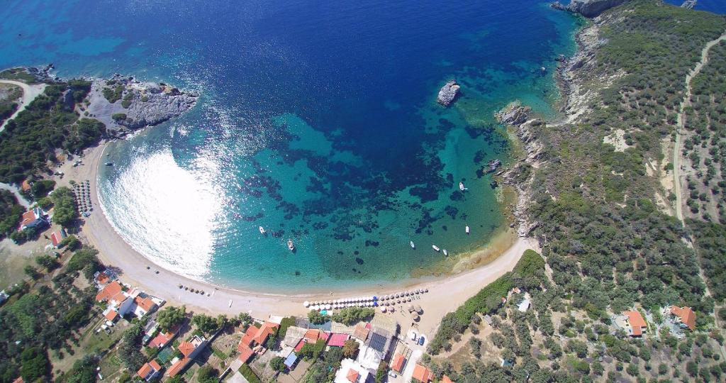 eine Luftansicht auf einen Strand und das Meer in der Unterkunft Asmanis Rooms in Tarti