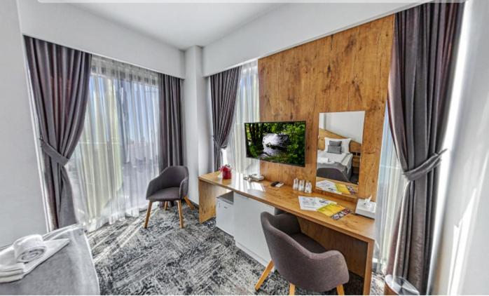 TV a/nebo společenská místnost v ubytování Orange Hotel