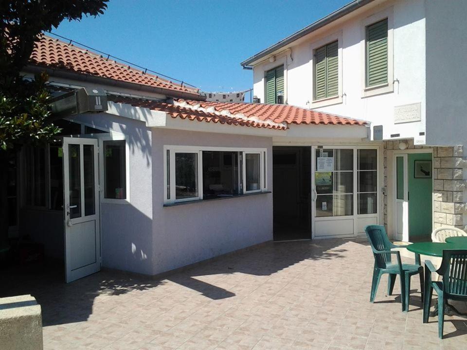 Budova, kde se aparthotel nachází