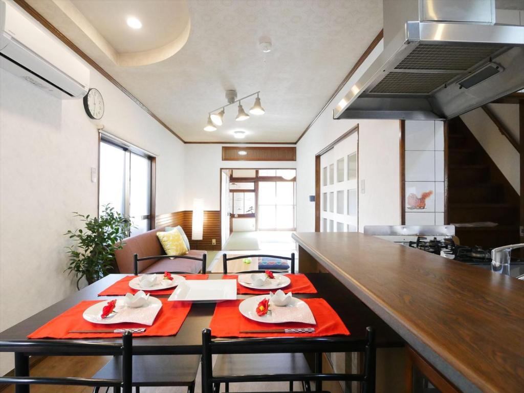 廣島的住宿－west crab base，厨房里配有一张桌子,上面有红色的餐巾