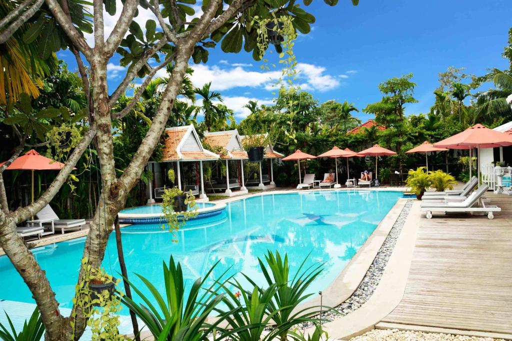 uma piscina num resort com guarda-sóis em Memoire d' Angkor Boutique Hotel em Siem Reap