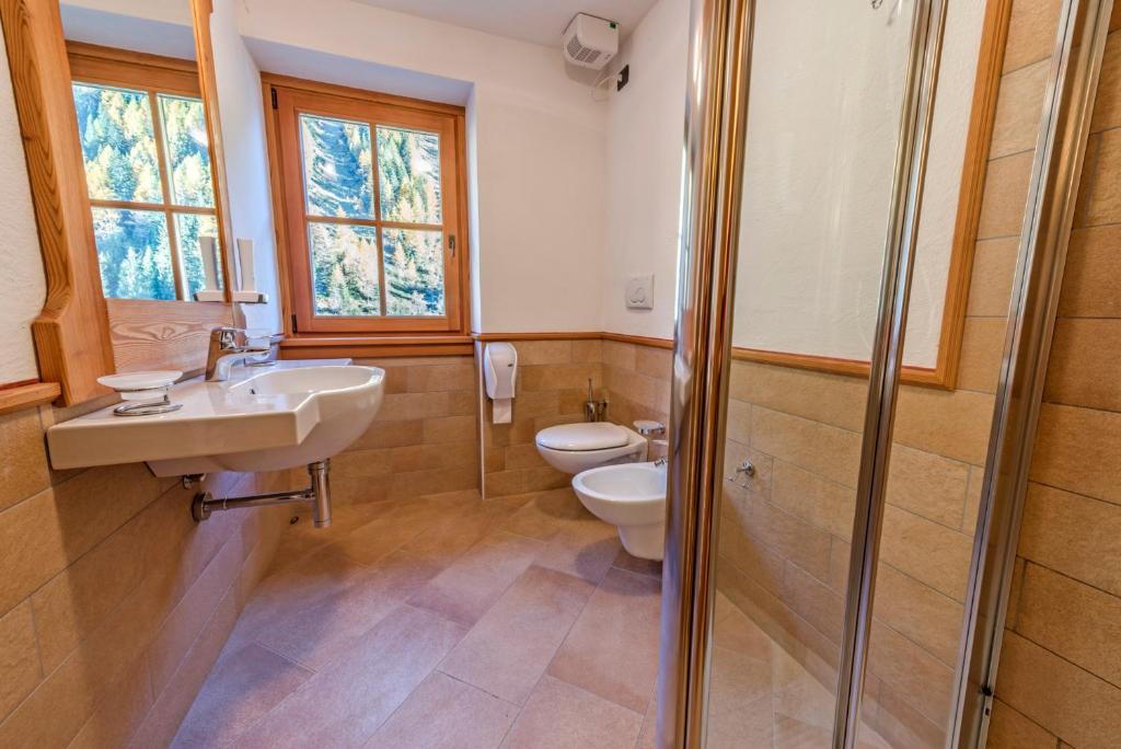 Koupelna v ubytování Rifugio Lago Nambino
