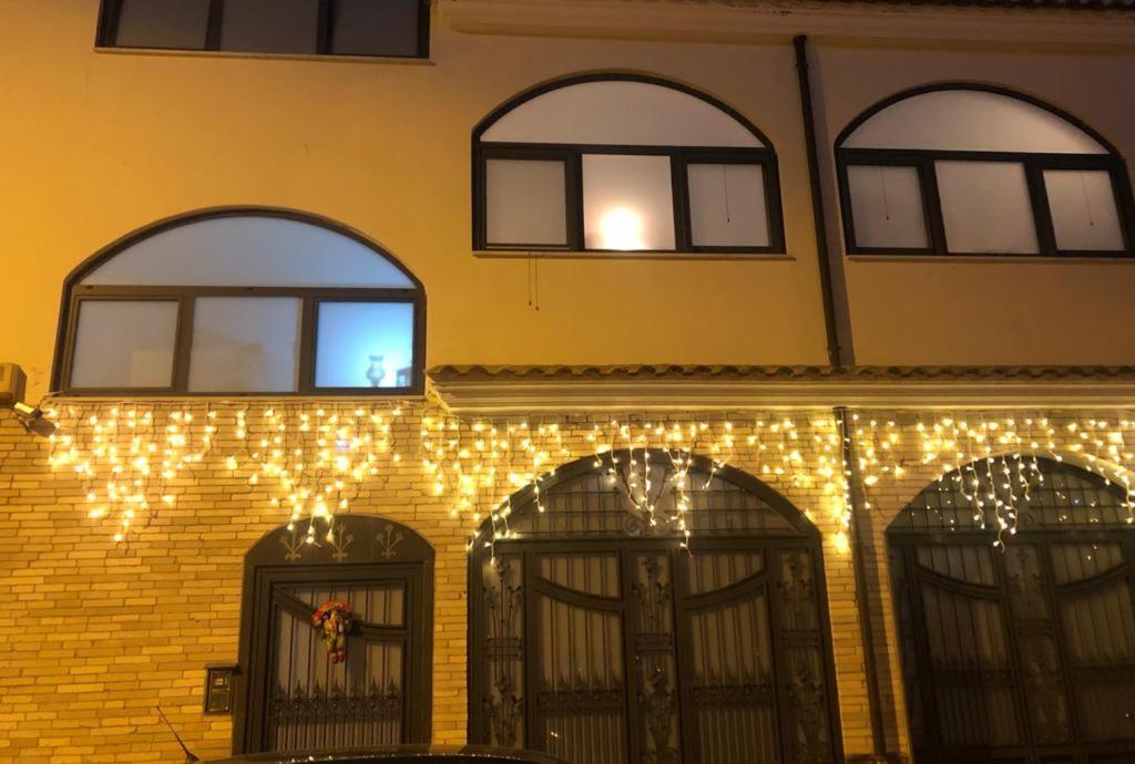 ceglany budynek z trzema oknami i dwoma drzwiami w obiekcie Casa Ary w mieście Frattamaggiore