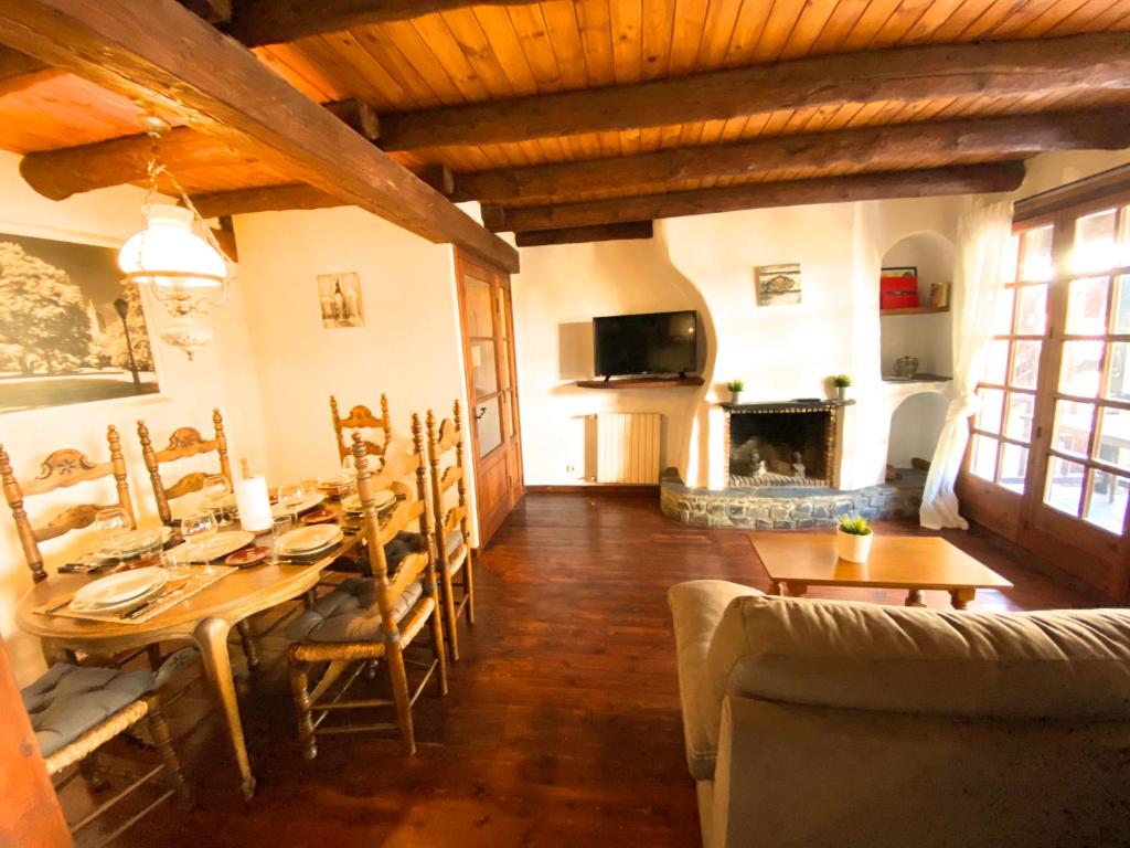 TV a/nebo společenská místnost v ubytování C3 Bordes d'Arinsal, Rustico con Chimenea, Arinsal, Zona Vallnord