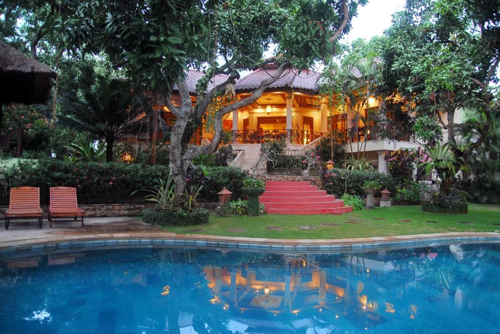 una casa con una piscina di fronte di Jungle Garden Villa a Mayong
