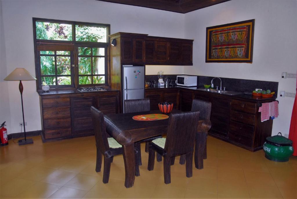Kuchyň nebo kuchyňský kout v ubytování Jungle Garden Villa