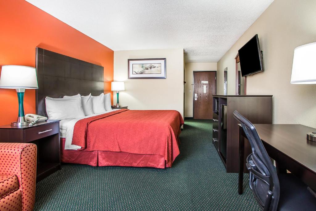 Quality Inn Morton at I-74 - King Room With Sofa Bed - Non-Smoking