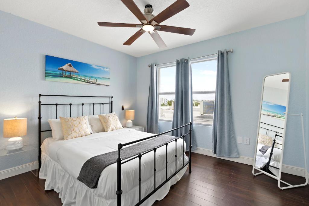 a bedroom with a bed and a ceiling fan at Welworth condo units Miami Beach in Miami Beach