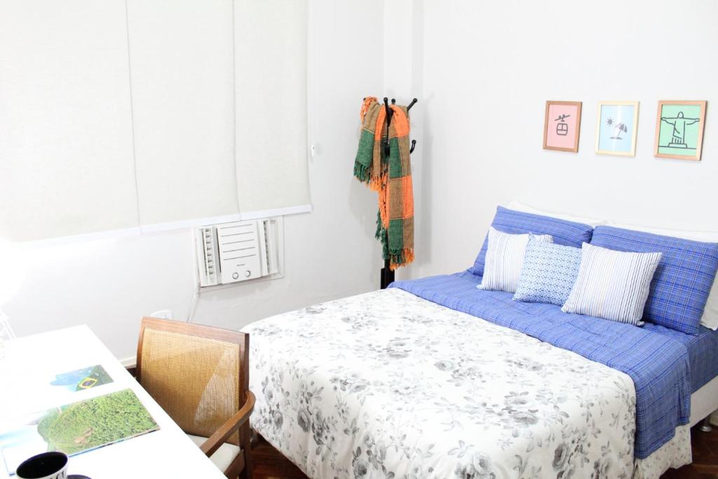 Dormitorio pequeño con cama y mesa en Moderno apartamento em Ipanema - PM203 Z1, en Río de Janeiro