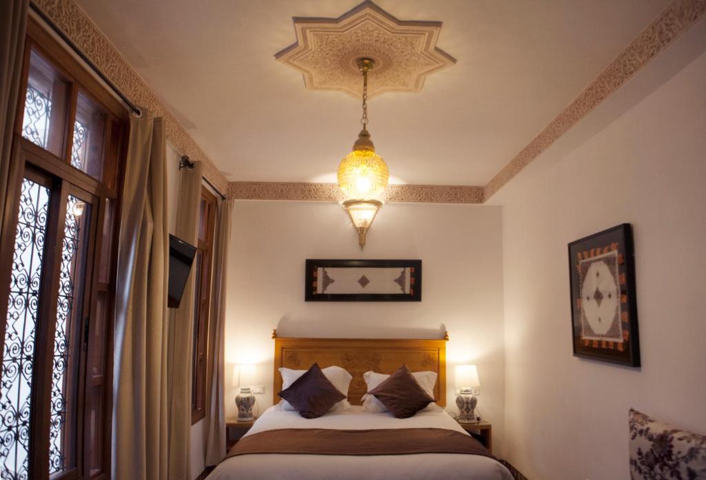 Postel nebo postele na pokoji v ubytování Dar D'or Fes