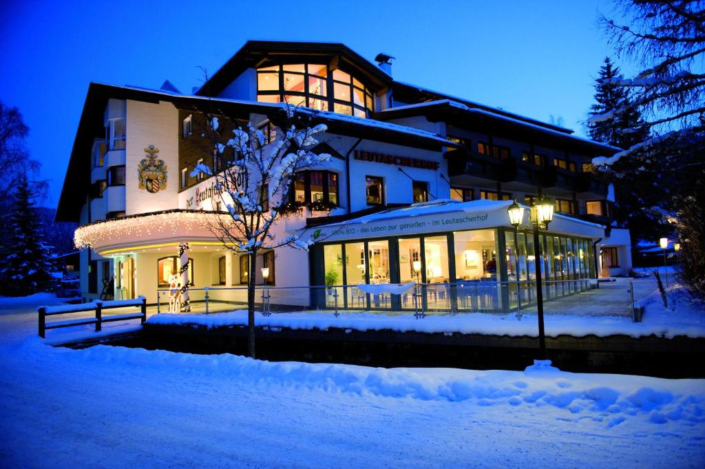 une maison dans la neige la nuit dans l'établissement Biohotel Leutascherhof, à Leutasch