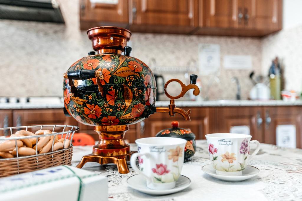 a kitchen counter with a vase and two cups at Samovar Hostel in Vladimir